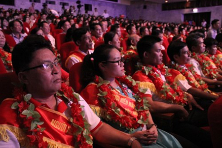 Các đại biểu được tuyên dương tại Lễ tôn vinh người hiến máu tiêu biểu toàn quốc.